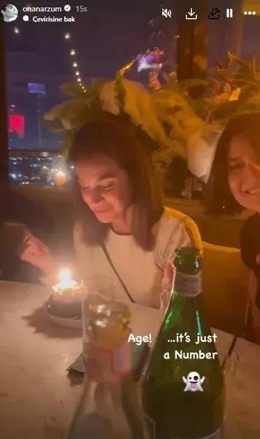 51 yaşındaki Arzum Onan yeni sevgilisine göğsünü gere gere poz verdi - Fotoğraf: 5